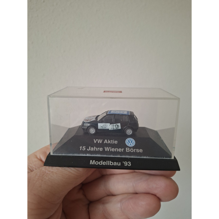 Volkswagen Golf "aktie 15 jahre Wiener Borse" 1:87 in display doosje - Herpa 168755