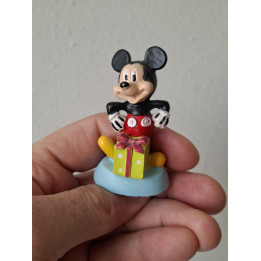Mickey Mouse met cadeau beeldje Disney kunsthars 3,5x2,5x6,5 cm
