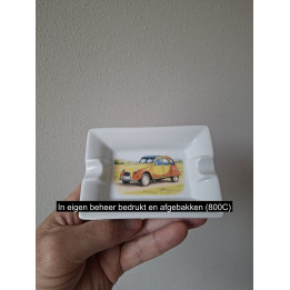 Asbak met kleurrijke Citroën 2CV in geel en oranje