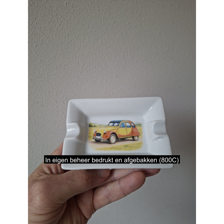 Asbak met kleurrijke Citroën 2CV in geel en oranje