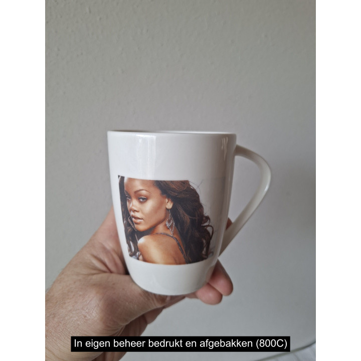 Porseleinen Mok met Zangeres Rihanna - Handbedrukt