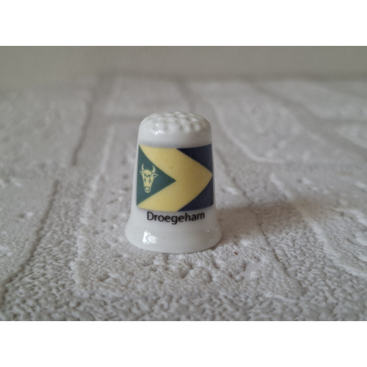 Vlag van Droegeham Porselein Vingerhoedje Verzamelobject