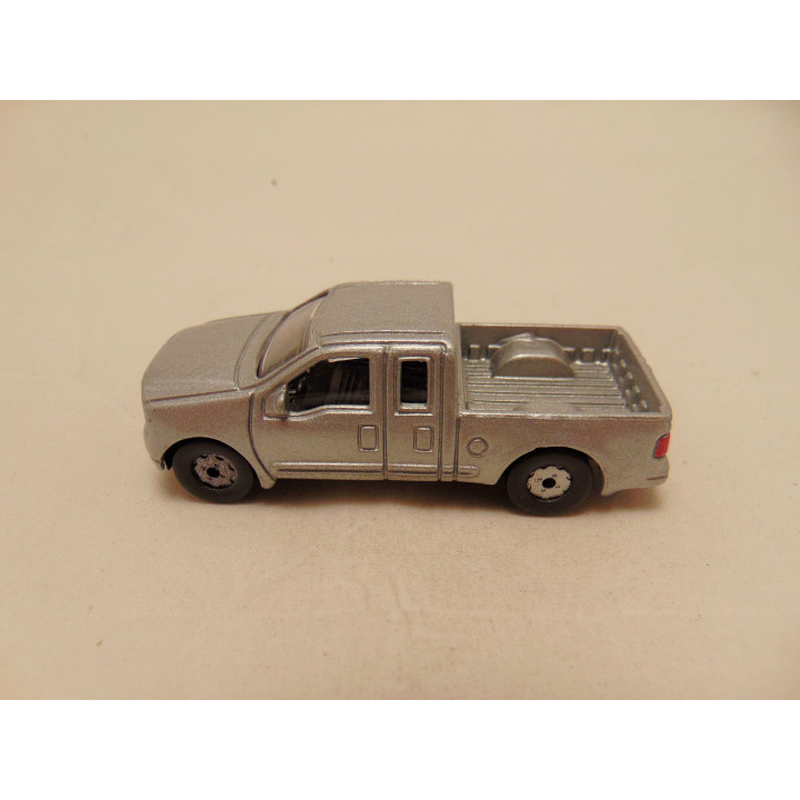Ford F150 crew cab 1:64 zilverkleurig