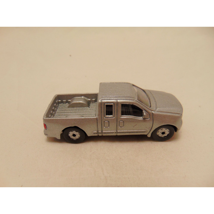 Ford F150 crew cab 1:64 zilverkleurig