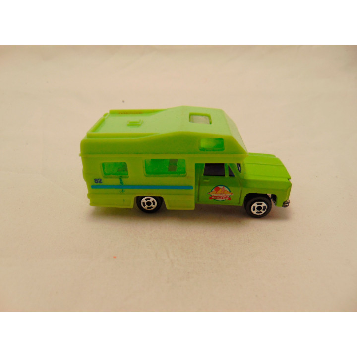 GMC Camper 1:64 lichtgroen