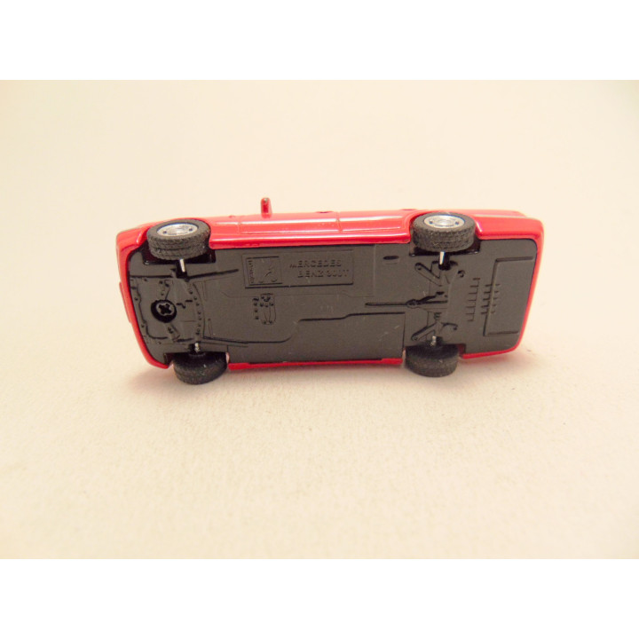 Mercedes 300T 1:64 Cararama rood