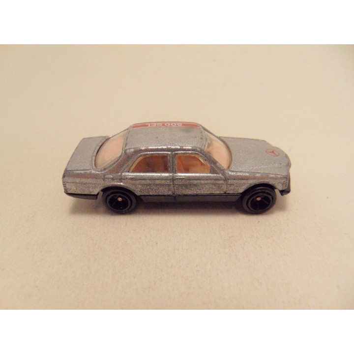 Mercedes 500SEL 1:64 zilverkleurig