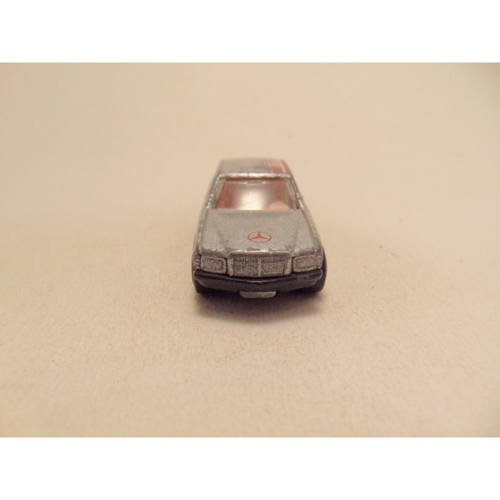 Mercedes 500SEL 1:64 zilverkleurig
