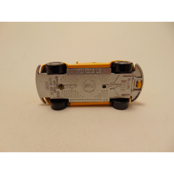 Volkswagen kever 1303 LS cabrio 1:55 Siku 0839 geel