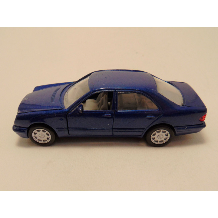Mercedes 320 E 1:41 Welly blauw