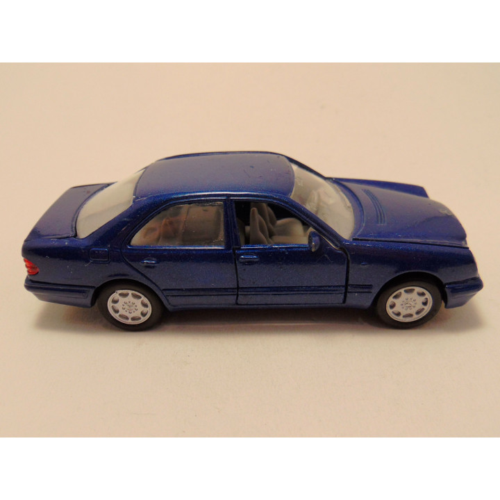 Mercedes 320 E 1:41 Welly blauw