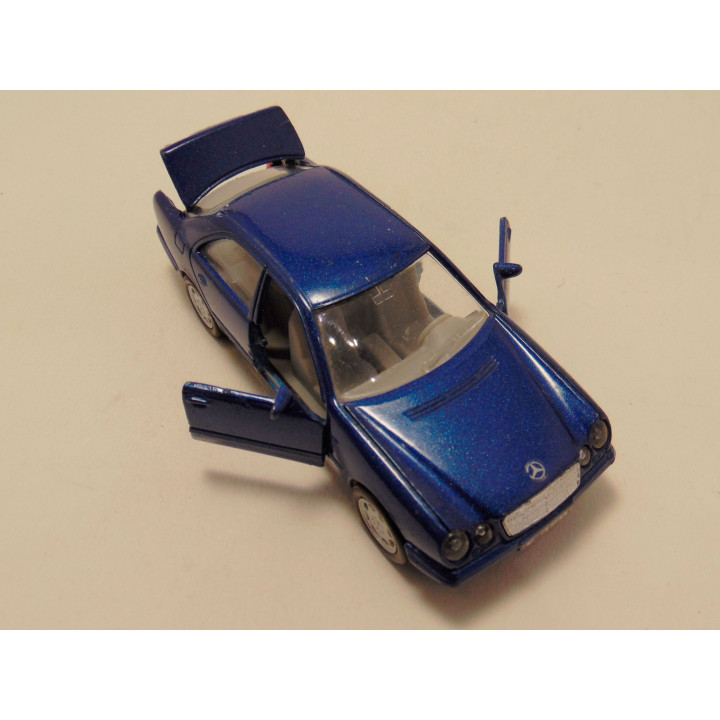 Mercedes 320 E 1:41 Welly blauw