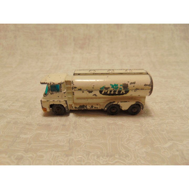 Guy motors Warrior light 6 takelwagen MILK 1:64 Husky models