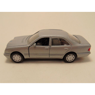 Mercedes 320 E 1:41 Welly zilverkleurig
