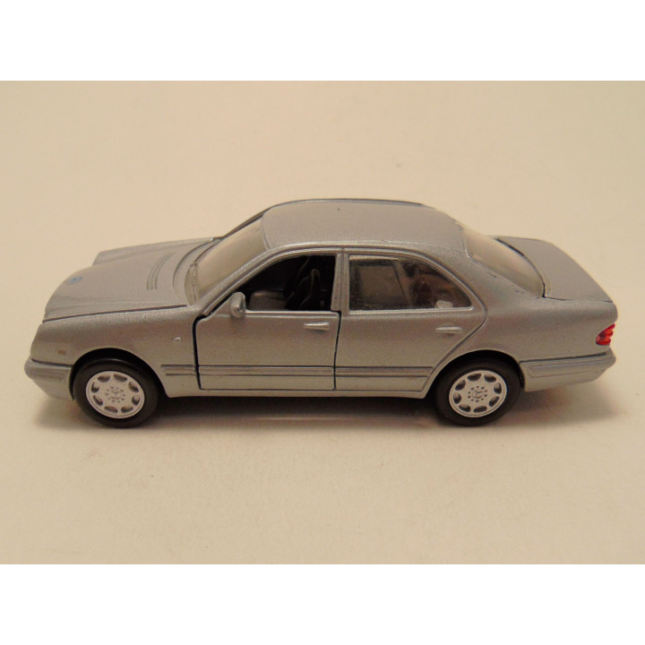 Mercedes 320 E 1:41 Welly zilverkleurig