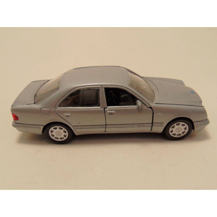 Mercedes 320 E 1:41 Welly zilverkleurig