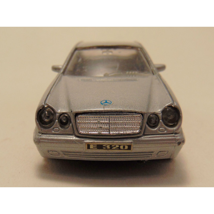 Mercedes 320 E 1:41 Welly zilverkleurig