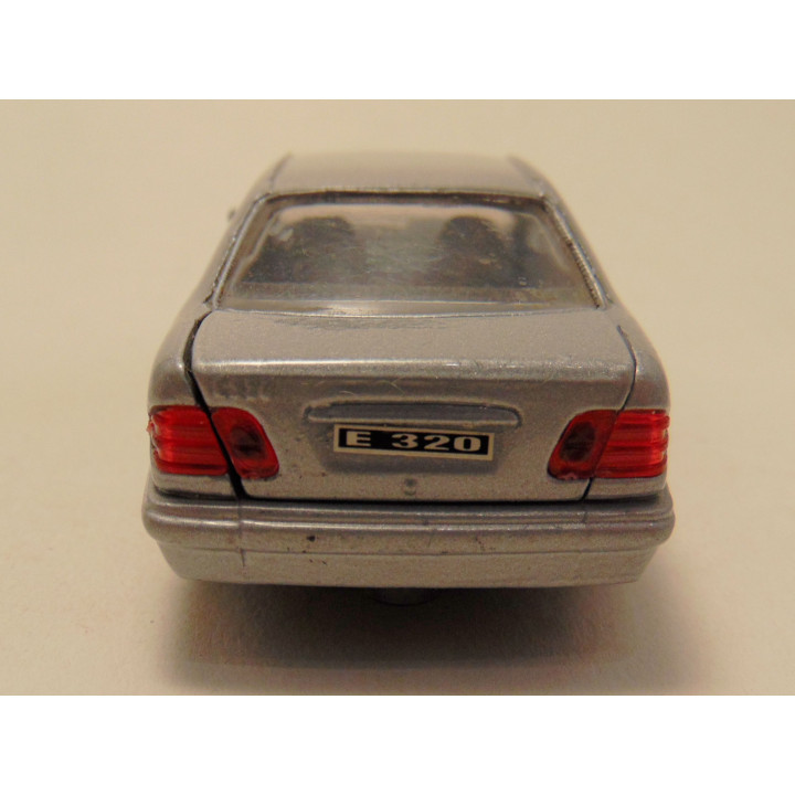 Mercedes 320 E 1:41 Welly zilverkleurig