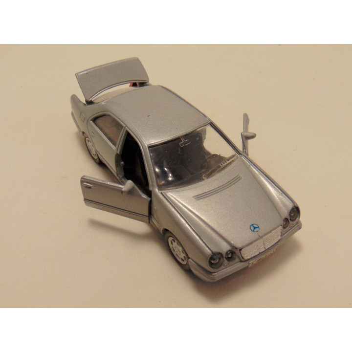 Mercedes 320 E 1:41 Welly zilverkleurig