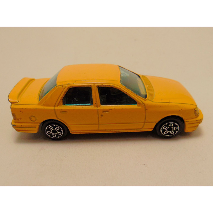 Ford Sierra Sapphire 1:43 Bburago geel