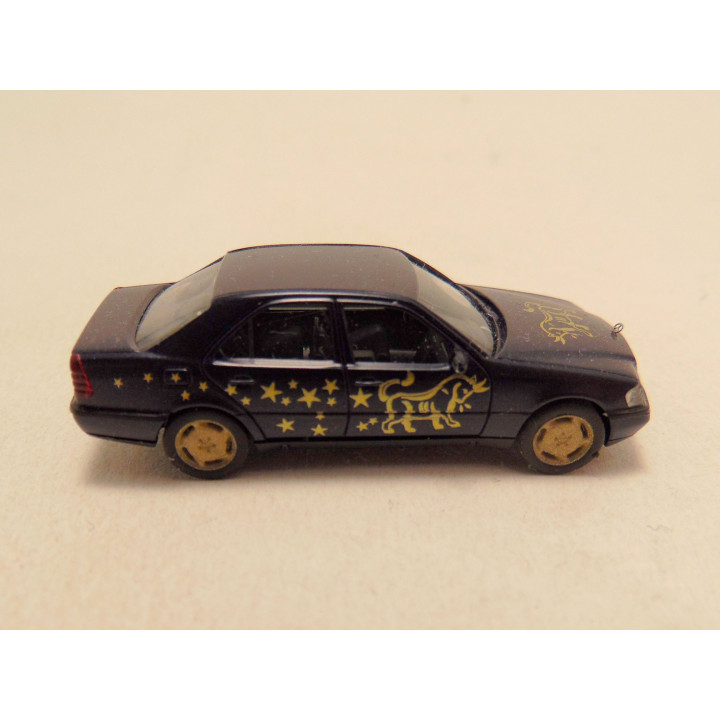Mercedes C 220 met opdruk sterrenbeeld Steenbok 1:87 Herpa