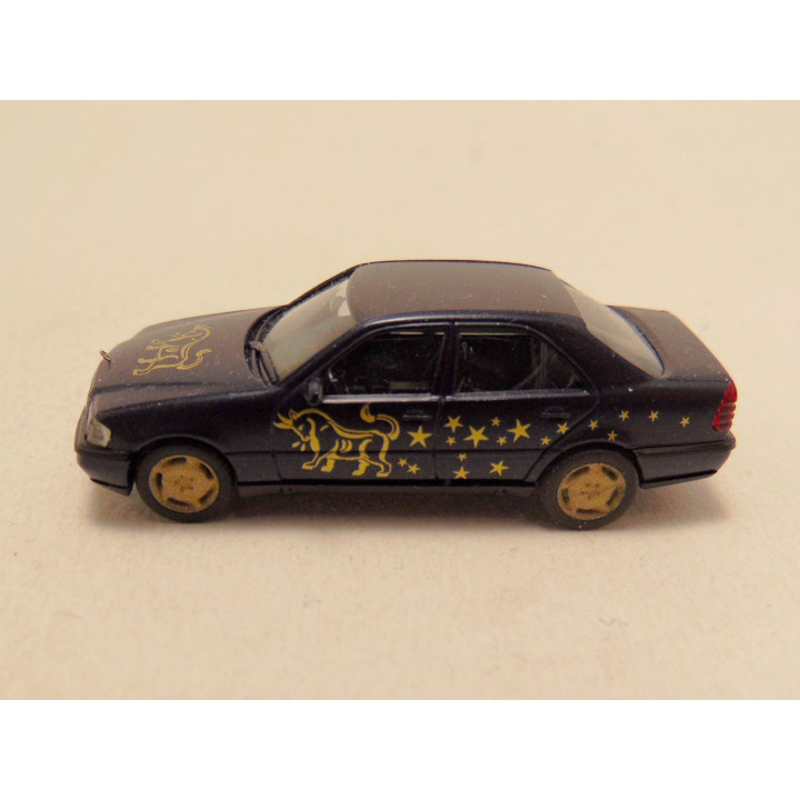 Mercedes C220 met opdruk sterrenbeeld Steenbok 1:87 Herpa