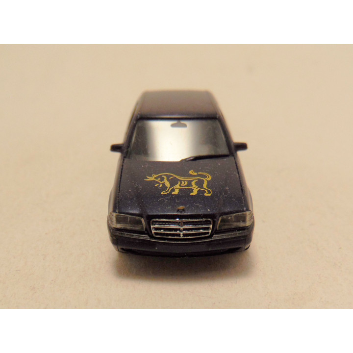 Mercedes C 220 met opdruk sterrenbeeld Steenbok 1:87 Herpa