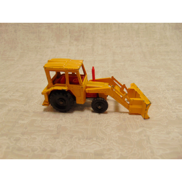 Massey Ferguson 3303 tractor 1:64 geel