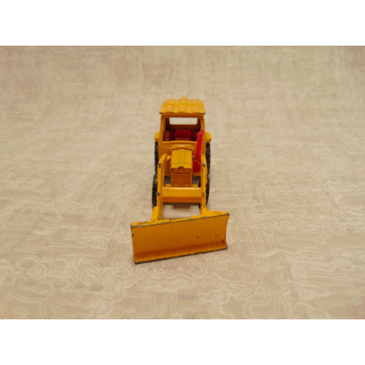 Massey Ferguson 3303 tractor 1:64 geel