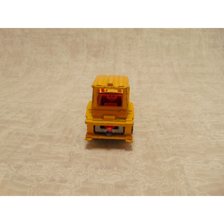 Massey Ferguson 3303 tractor 1:64 geel