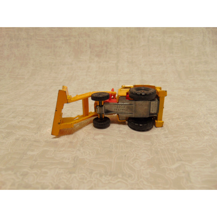 Massey Ferguson 3303 tractor 1:64 geel