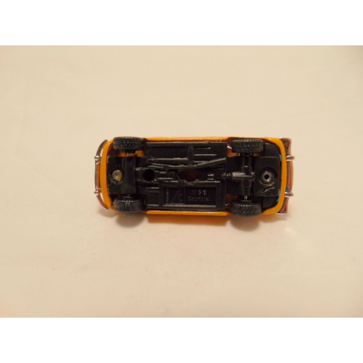 MG B softtop 1:72 Cararama oranje