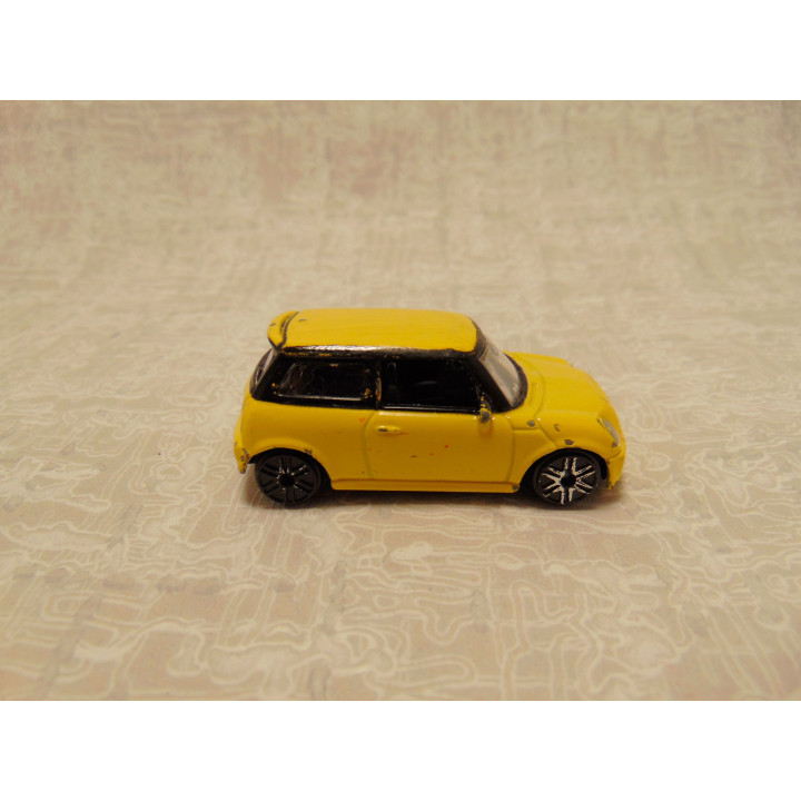 Mini Cooper S 1:64 geel