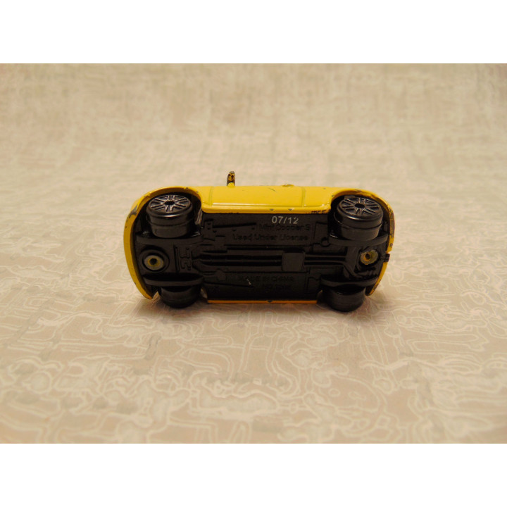 Mini Cooper S 1:64 geel