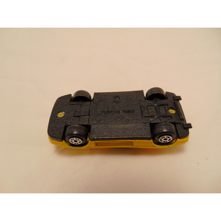 Ferrari 348 TS 1:64 MC Toys geel