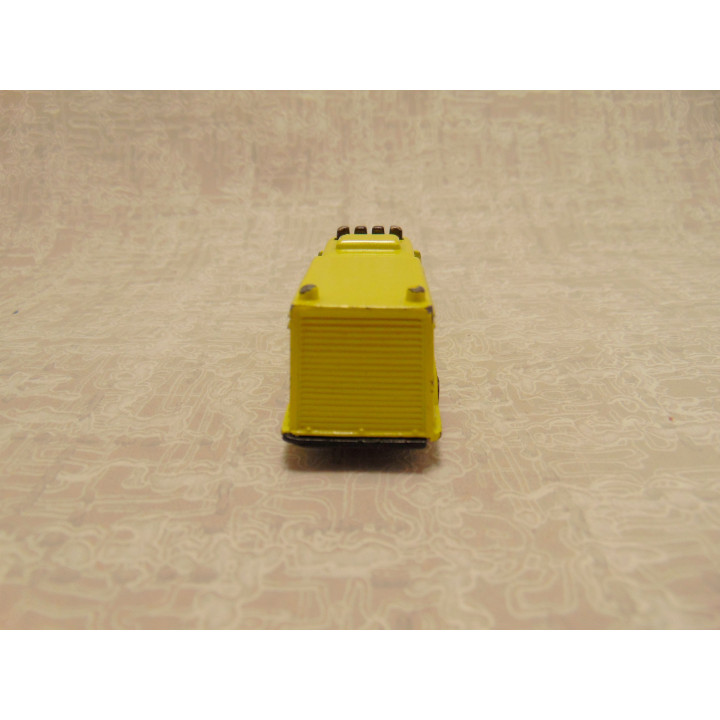 Freightliner equipment truck brandweer Maisto 1:64 geel