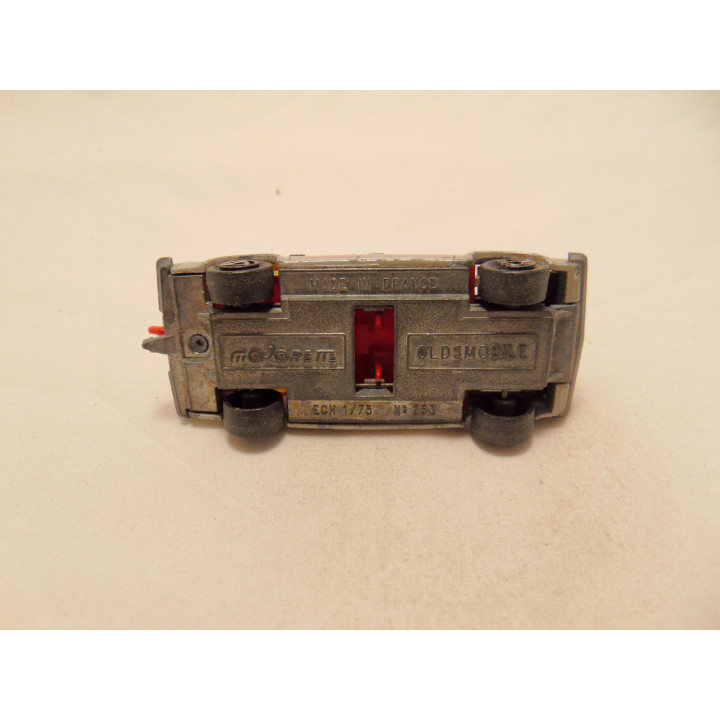 Oldsmobile Omega Majorette zilverkleurig