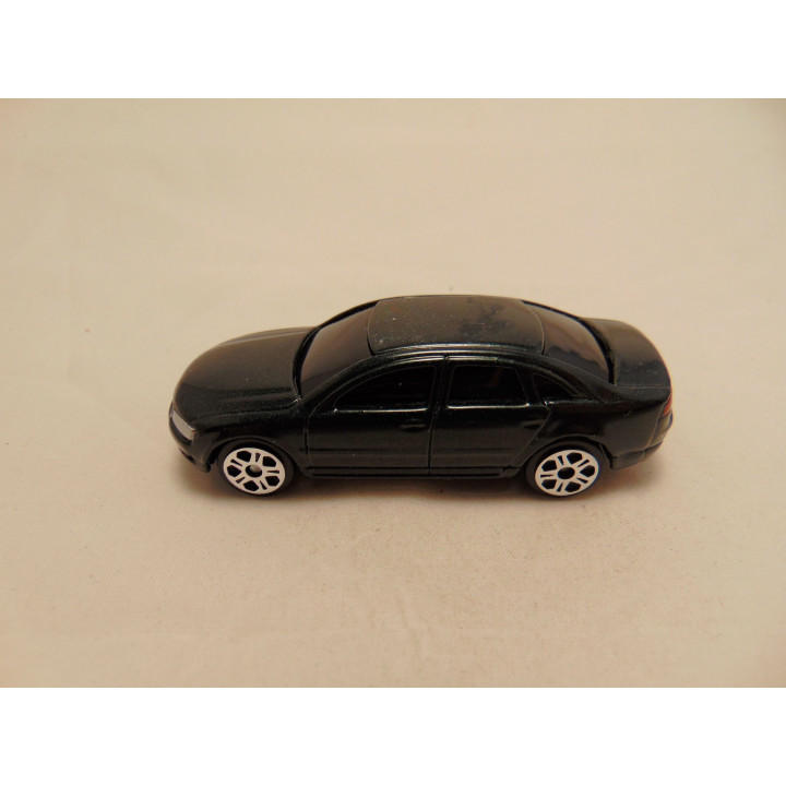 Audi A8 1:64 Maisto donkergroen