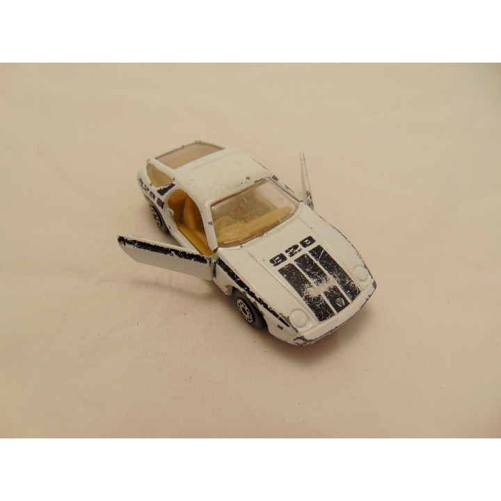 Porsche 928 1:64 wit