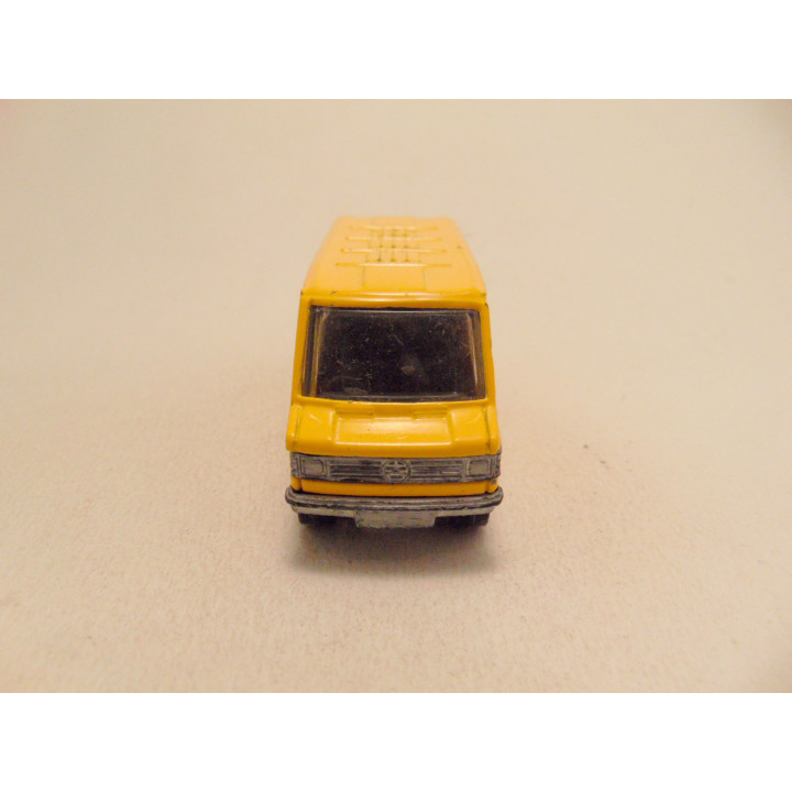 Mercedes 208 1:64 Welly geel