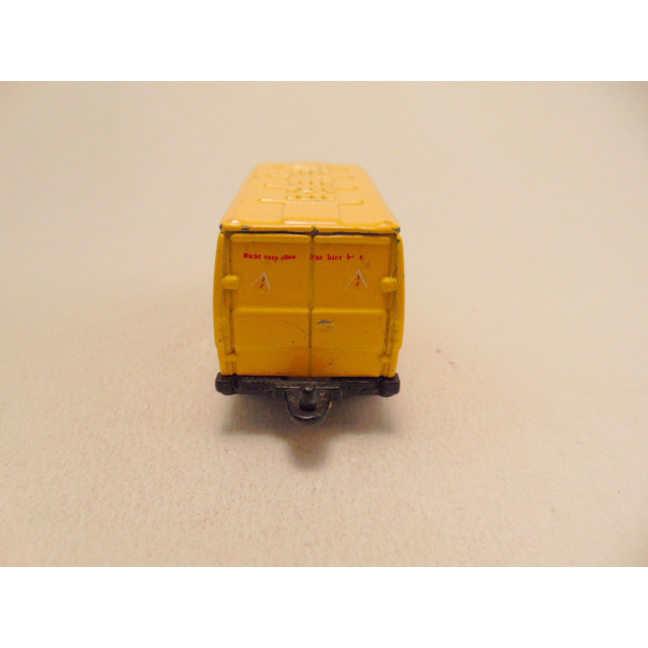 Mercedes 208 1:64 Welly geel