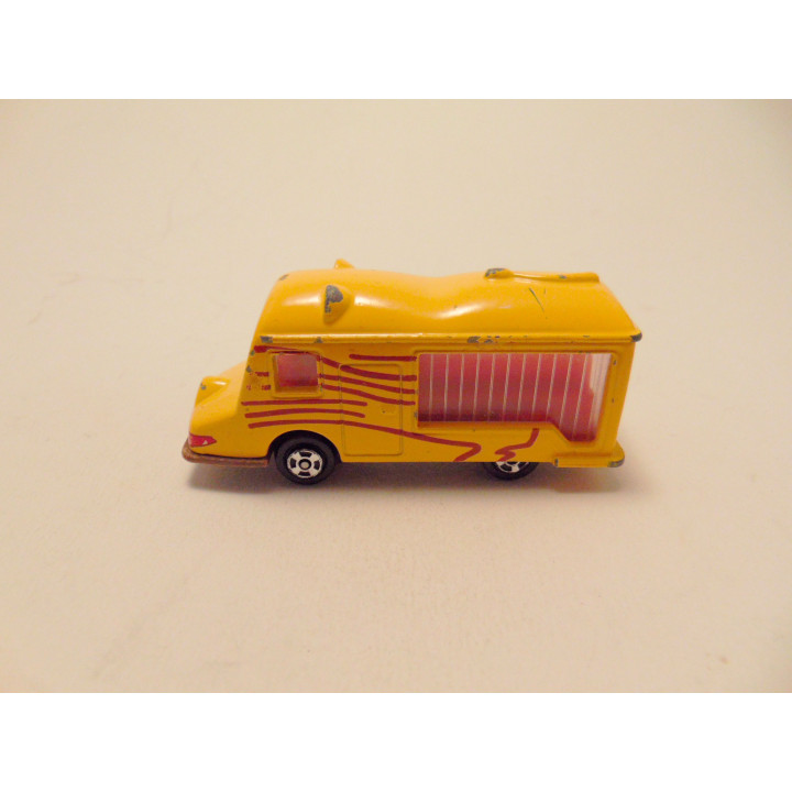 Safaribus Leeuw lion 1:64 Welly geel