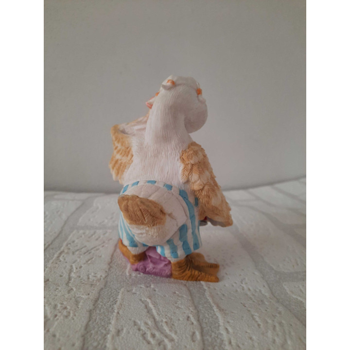 Dizzy de eend van kunsthars drinkt blikjes bier