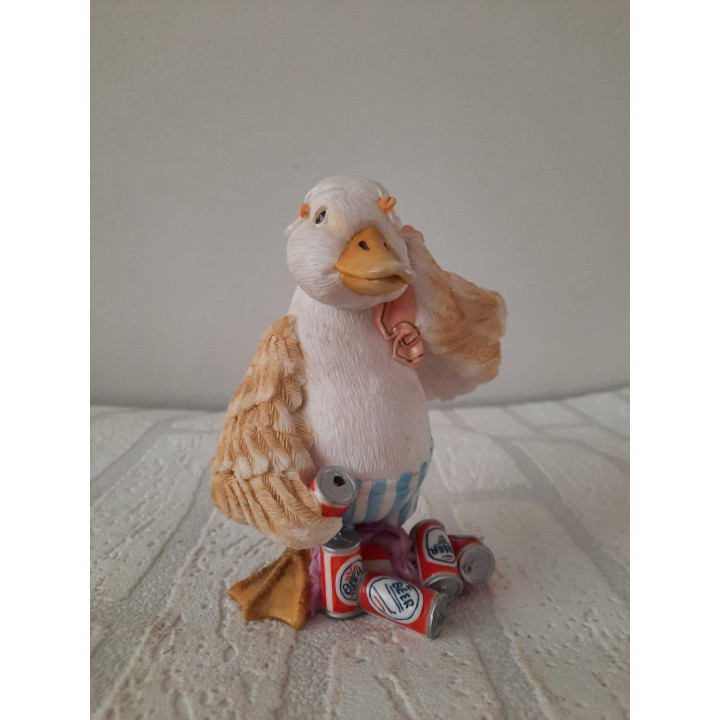 Dizzy de eend van kunsthars drinkt blikjes bier