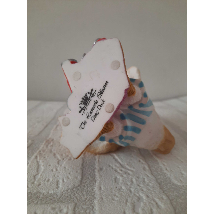 Dizzy de eend van kunsthars drinkt blikjes bier